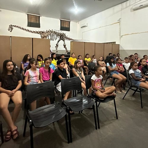 Crianças atendidas pelo CRAS assistem animação no Museu de paleontologia