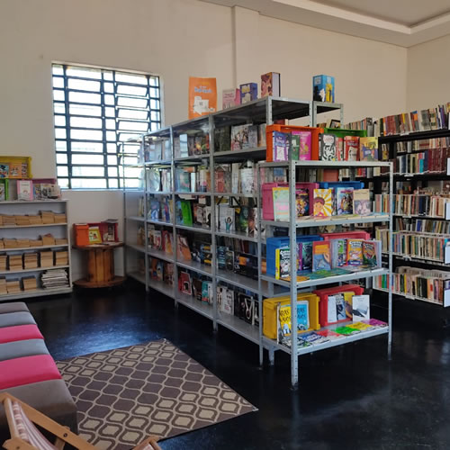 Biblioteca Municipal recebe a doação de 70 livros