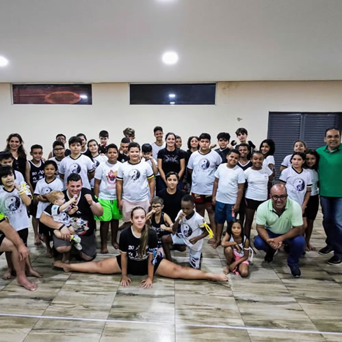 Alunos de muay thai recebem graduação em cerimônia