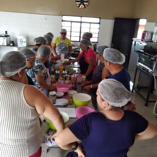Prefeitura realiza cursos de confeitaria
