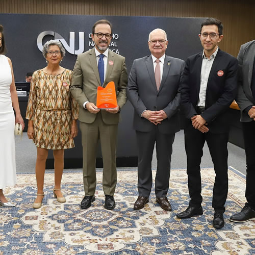 Uchoa parabeniza Juiz Evandro Pelarin por prêmio nacional do CNJ
